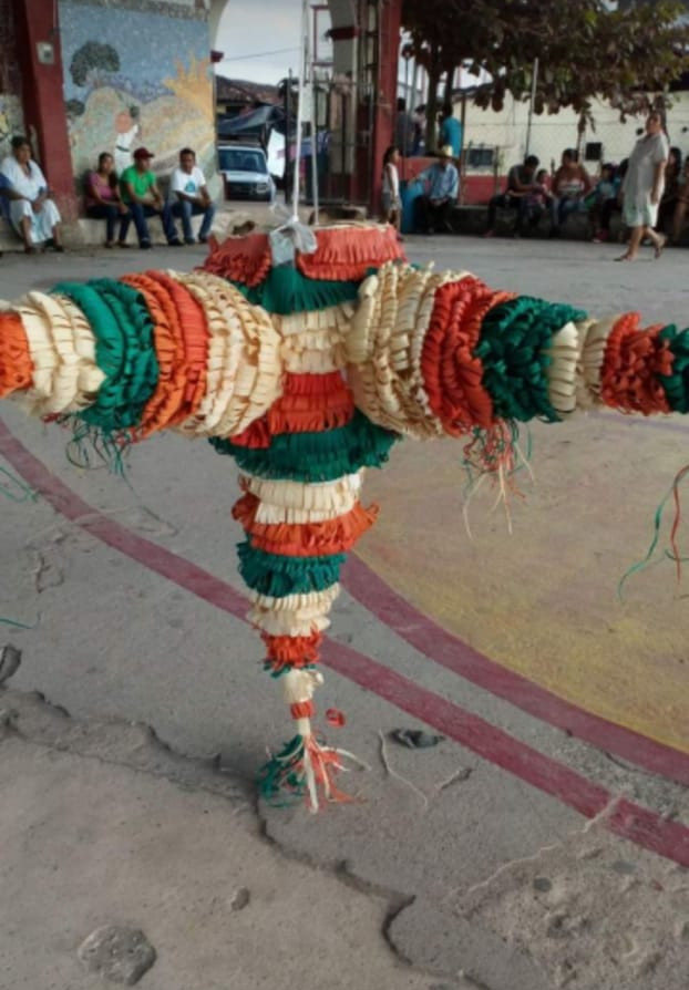 una piñata construida con materiales que no dañan el ambiente