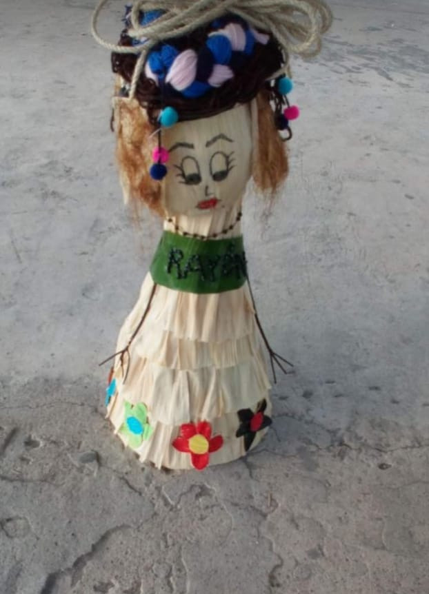 una piñata construida con materiales que no dañan el ambiente